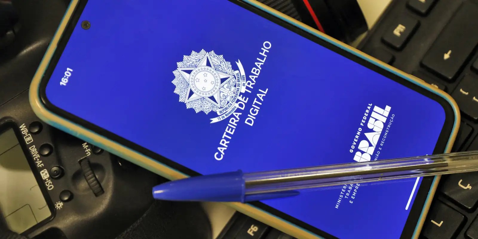 Celular com o aplicativo da Carteira de Trabalho Digital